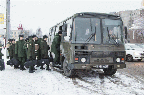  /></p><p>Так, например, можно избежать службы.</p><p>Фото: Евгений Синицын / Городские порталы</p><h2>Последствия из-за уклонения</h2><p> — К чему может обратиться человек, чтобы избежать службы в армии?</p><p>— Самое главное помнить, что они могут обвинить вас в намеренном уклонении от военной службы, если вы расписались лично. В настоящее время ответственность за информирование лежит на призывной организации, и они должны сами вас найти. Если они не могут найти вас в течение 10 лет, это не ваша проблема, а проблема тех, кто вас ищет.</p><blockquote class=