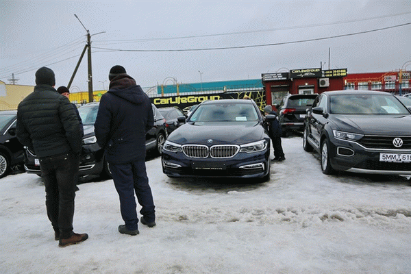 Трехлетних детей распределили между массовыми и премиальными брендами