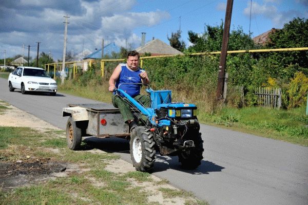 Вождение электрического культиватора на дороге