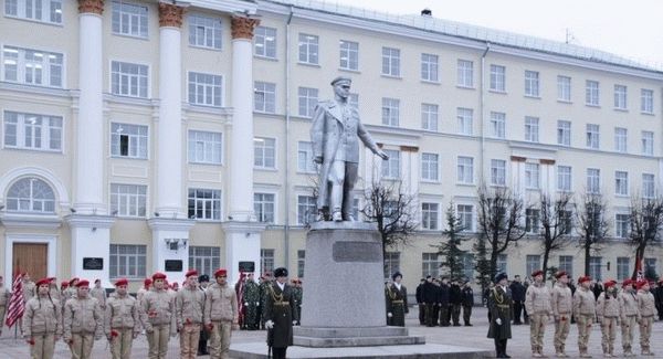 Памятники на территории академии